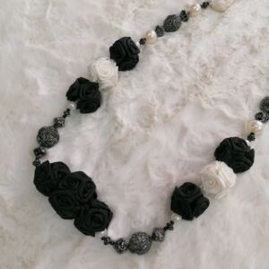 Δέστρα κουρτίνας με σχέδιο τριανταφυλλάκια σε χρώμα ασημί ,λευκό μαύρο με διάσταση 34 εκατοστά μήκος.