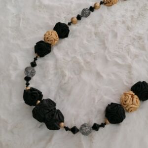 Δέστρα από τριαντάφυλλα σε μαύρο-κίτρινο χρώμα με διάσταση δεσιάς 34 εκατοστά.