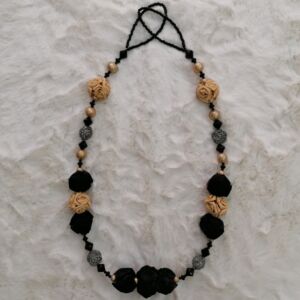 Δέστρα από τριαντάφυλλα σε μαύρο-κίτρινο χρώμα με διάσταση δεσιάς 34 εκατοστά.