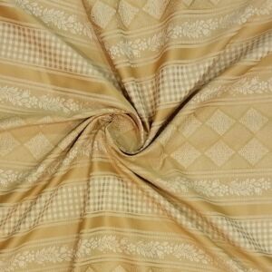 Ζακαρ ανάγλυφο ύφασμα επίπλωσης σε χρυσό χρώμα με πλάγια ρίγα και φαρδος τοπιού 2,80 μέτρα.