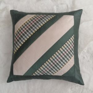 Μαξιλαροθήκη διακόσμησης με διάσταση 40 χ40 από μεταξωτό ύφασμα σε λαδί ,μπέζ και σκούρο πράσινο ΄Διαθέτει τελείωμα με φερμουάρ .