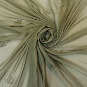 Ύφασμα από διπλή οργάντζα σε λαδί απόχρωση με κέντημα λουλούδι και φάρδος τοπιού 2,80 μέτρα φαρδος.