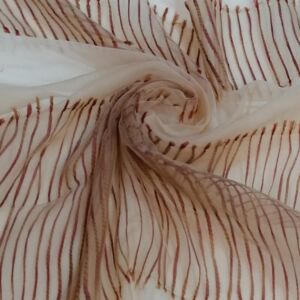 Υφασμα οργαντζα σε μπεζ απόχρωση με κεραμιδί ρίγες και φάρδος τοπιού 2.80 μέτρα.