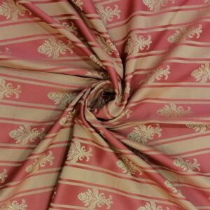 Υφασμα επίπλωσης damask από μπροκάρ μ φάρδος τοπιού 1.40 μέτρα σε κόκκινη απόχρωση.