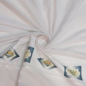 Γαζα βαμβακερή σε λευκό χρώμα με μπλε λουλούδια στο κάτω μέρος και φάρδος τοπιού 2.80 μέτρα.
