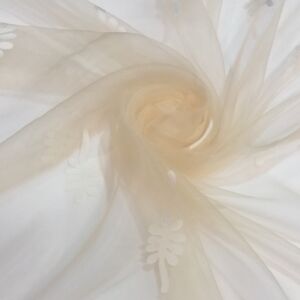 Υφασμα από διάφανη οργάντζα σε μπεζ απόχρωση με λευκά φύλλα και φάρδος τοπιού 2.80 μέτρα.