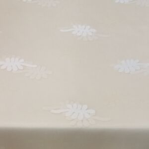 Υφασμα από διάφανη οργάντζα σε μπεζ απόχρωση με λευκά φύλλα και φάρδος τοπιού 2.80 μέτρα.