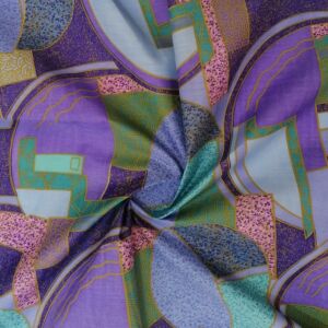 Βαμβακερό ύφασμα σε γεωμετρικο σχέδιο σε αποχρώσεις του μπλε ,μώβ ,πράσινου και με φάρδος τοπιού 2,80 μέτρα.