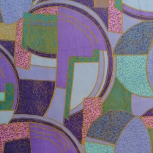 Βαμβακερό ύφασμα σε γεωμετρικο σχέδιο σε αποχρώσεις του μπλε ,μώβ ,πράσινου και με φάρδος τοπιού 2,80 μέτρα.