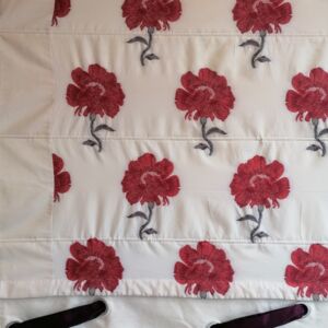 Ρόμαν ετοιμο ραμμένο ,από μεταξωτό ύφασμα με ανάγλυφα κεντημένα λουλούδια σε κόκκινη απόχρωση με διάσταση 1.68 χ2,00.