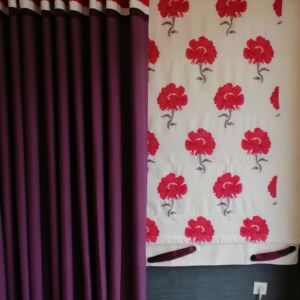 Ρόμαν ετοιμο ραμμένο ,από μεταξωτό ύφασμα με ανάγλυφα κεντημένα λουλούδια σε κόκκινη απόχρωση με διάσταση 1.68 χ2,00.