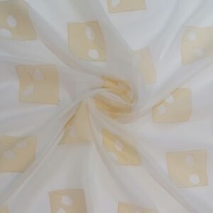 Ύφασμα βουάλ λευκό με μπεζ λουλούδι ημιδιάφανο με φάρδος τοπιού 2.80 μέτρα.