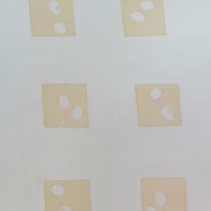 Ύφασμα βουάλ λευκό με μπεζ λουλούδι ημιδιάφανο με φάρδος τοπιού 2.80 μέτρα.