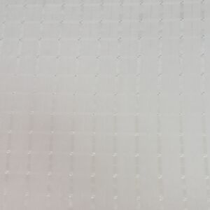 Ύφασμα από ανάγλυφη γαζα σε μπέζ απόχρωση με καρώ σχέδιο και φάρδος τοπιού 2,80 μέτρα.