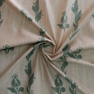 Υφασμα βαμβακοσατέν σε απόχρωση μπεζ της άμμου με πράσινο λουλουδι και φάρδος τοπιού 2.80 μέτρα.