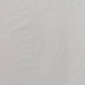 Υφασμα από λευκή γάζα διαφανή με σχέδιο στο τελείωμα της και φάρδος τοπιού 2.80 μέτρα.