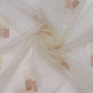 Ύφασμα από,τσαλακωτή διάφανη οργάντζα σε απόχρωση σομόν ,ροζ με φάρδος τοπιού 2,80 μέτρα.
