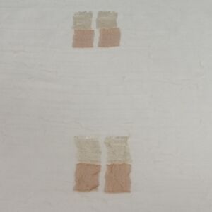 Ύφασμα από,τσαλακωτή διάφανη οργάντζα σε απόχρωση σομόν ,ροζ με φάρδος τοπιού 2,80 μέτρα.