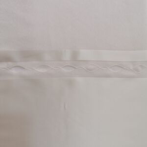 Υφασμα απο λευκή γάζα διάφανη με τελείωμα σατέν ρεβέρ και φάρδος τοπιού 2.80 μέτρα.