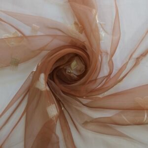 Ύφασμα οργάντζα σε απόχρωση σαπιο μήλο με σχέδιο ασημί λουλούδι και φάρδος τοπιού 2.80 μέτρα.