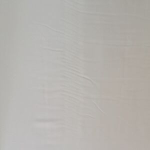 Υφασμα σατεν σε μπεζ χρώμα με ελαφριά γυαλάδα και φάρδος τοπιού 2,80 μέτρα.