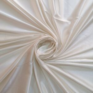 Υφασμα σατεν σε μπεζ χρώμα με ελαφριά γυαλάδα και φάρδος τοπιού 2,80 μέτρα.