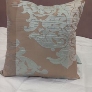 ΜΑΞΙΛΑΡΟΘΗΚΗ ΜΕ ΣΧΕΔΙΟ DAMASK ΓΑΛΑΖΙΟ- ΚΑΦΕ 0,42 Χ 0,42