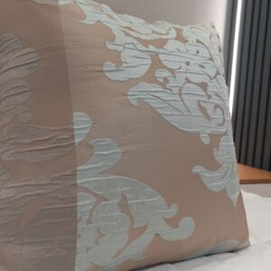 ΜΑΞΙΛΑΡΟΘΗΚΗ ΜΕ ΣΧΕΔΙΟ DAMASK ΓΑΛΑΖΙΟ- ΚΑΦΕ 0,42 Χ 0,42