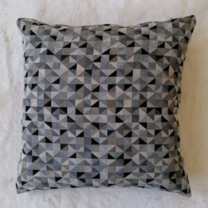 ΜΑΞΙΛΑΡΟΘΗΚΗ ΔΙΑΚΟΣΜΗΣΗΣ ΓΕΩΜΕΤΡΙΚΟ ΣΧΕΔΙΟ ΣΕ ΓΚΡΙ ΜΠΕΖ ΜΑΥΡΟ 0,40 Χ 0,40