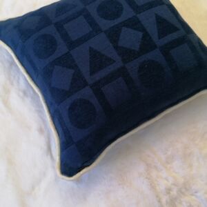 ΜΑΞΙΛΑΡΟΘΗΚΗ ΜΠΛΕ ΜΕ ΓΕΩΜΕΤΡΙΚΑ ΣΧΕΔΙΑ ΚΑΙ ΜΠΕΖ ΡΕΛΙ 0,35 Χ 0,35