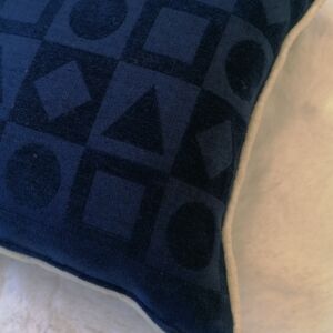 ΜΑΞΙΛΑΡΟΘΗΚΗ ΜΠΛΕ ΜΕ ΓΕΩΜΕΤΡΙΚΑ ΣΧΕΔΙΑ ΚΑΙ ΜΠΕΖ ΡΕΛΙ 0,35 Χ 0,35