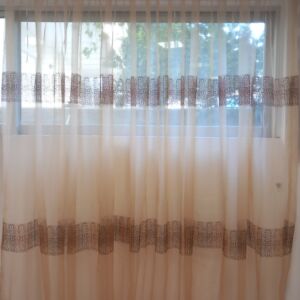 ΚΟΥΡΤΙΝΑ ΣΟΜΟΝ ΟΡΓΑΝΤΖΑ ΜΕ ΣΧΕΔΙΑ ΑΠΟ ΚΛΩΣΤΕΣ ΣΕ ΣΚΟΥΡΟ ΧΡΩΜΑ 1,70 Χ 2,94 ΥΨΟΣ