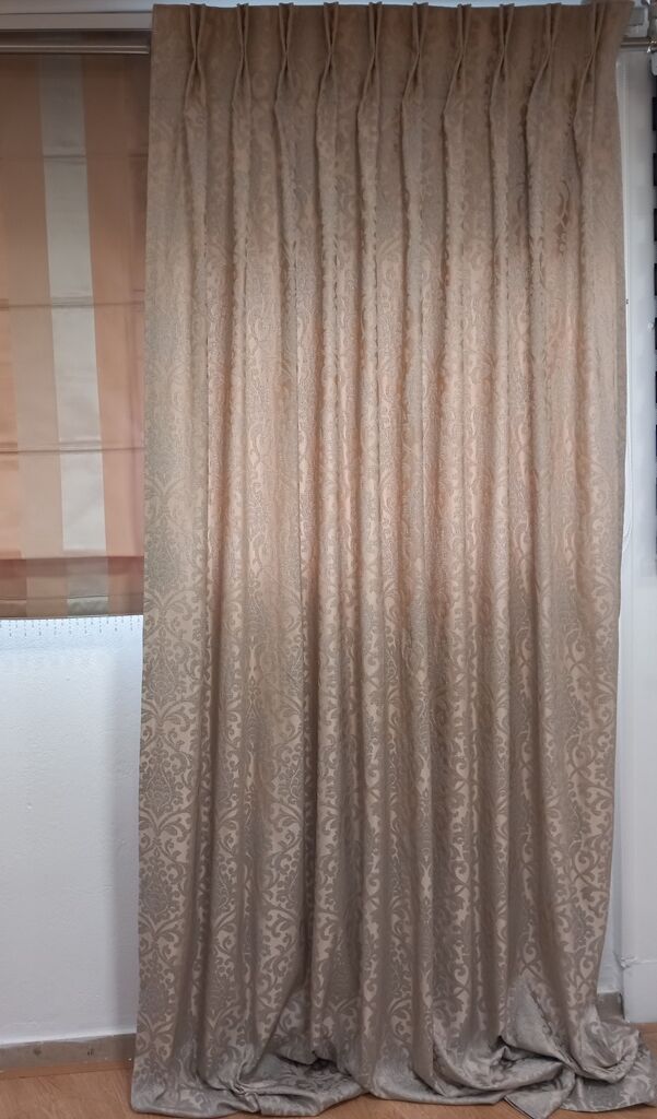 ΚΟΥΡΤΙΝΑ ΑΠΟ ΧΟΝΤΡΟ ΤΑΦΤΑ ΣΤΟ ΧΡΩΜΑ ΤΗΣ ΜΟΚΑ ΜΕ ΓΚΡΙΑΝΑΓΛΥΦΟ ΣΧΕΔΙΟ ΚΛΑΣΣΙΚΟΥ ΥΦΟΥΣ 1,ΟΟ Χ 2,72 ΥΨΟΣ