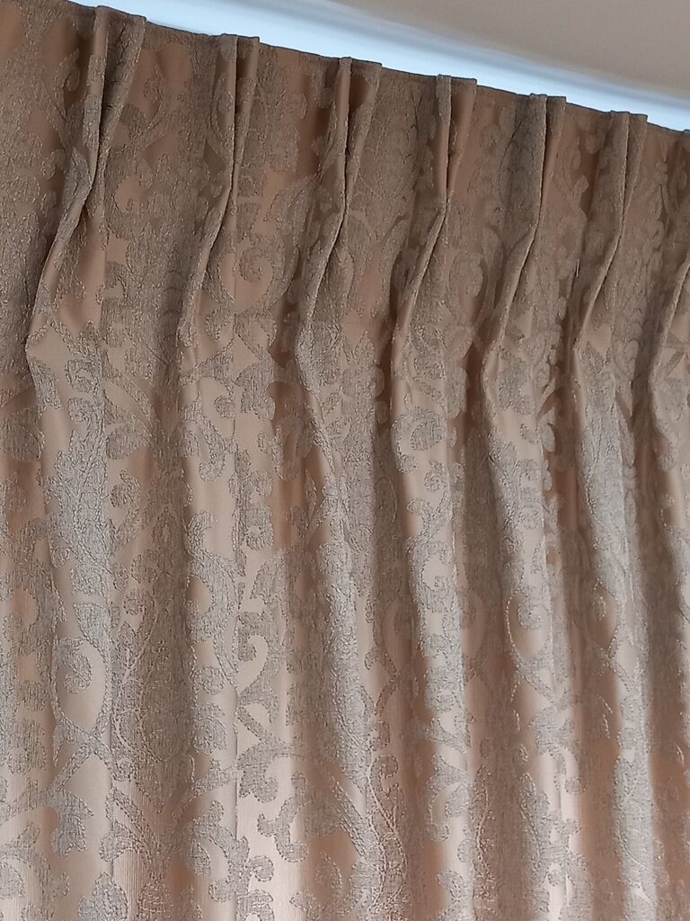 ΚΟΥΡΤΙΝΑ ΑΠΟ ΧΟΝΤΡΟ ΤΑΦΤΑ ΣΤΟ ΧΡΩΜΑ ΤΗΣ ΜΟΚΑ ΜΕ ΓΚΡΙΑΝΑΓΛΥΦΟ ΣΧΕΔΙΟ ΚΛΑΣΣΙΚΟΥ ΥΦΟΥΣ 1,ΟΟ Χ 2,72 ΥΨΟΣ