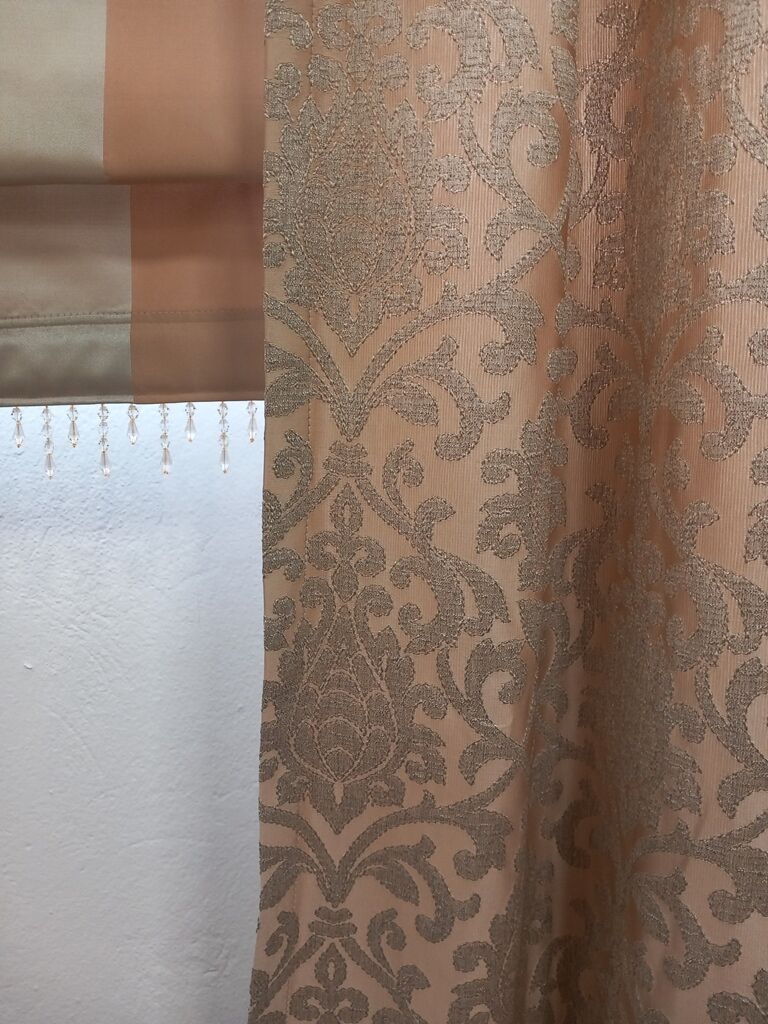 ΚΟΥΡΤΙΝΑ ΑΠΟ ΧΟΝΤΡΟ ΤΑΦΤΑ ΣΤΟ ΧΡΩΜΑ ΤΗΣ ΜΟΚΑ ΜΕ ΓΚΡΙΑΝΑΓΛΥΦΟ ΣΧΕΔΙΟ ΚΛΑΣΣΙΚΟΥ ΥΦΟΥΣ 1,ΟΟ Χ 2,72 ΥΨΟΣ